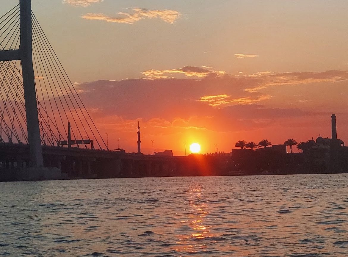 (( قناعة ))
الخوف من الوقوع في الخطأ أكبر من الخطأ ذاته فكل النجاحات صناعتها وتجديدها بدأت من الخطأ فالبحث عن الخطأ والكمال خطأ فالتصالح مطلب روحي ونفسي ..