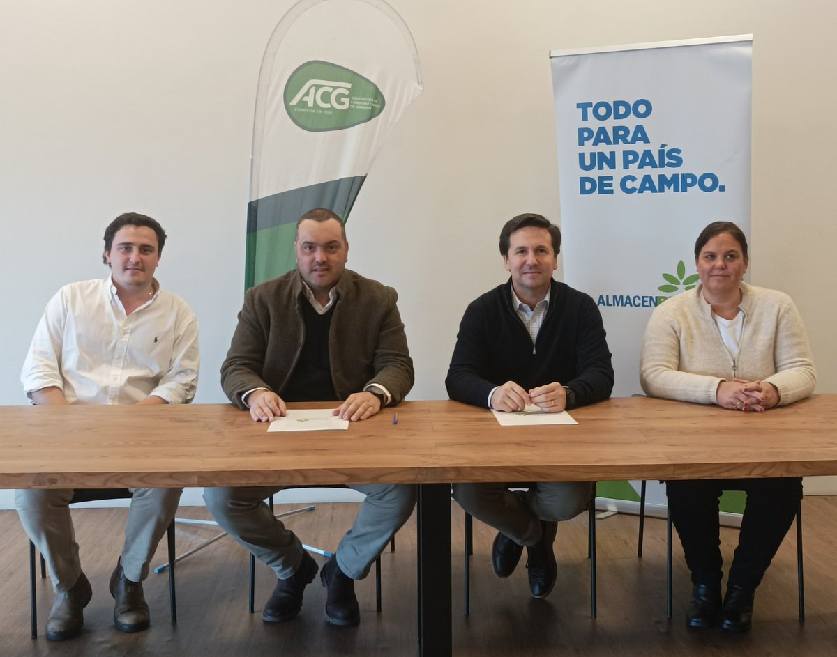 Almacen_Rural's tweet photo. Almacén Rural y @consignatarios1 firmaron un acuerdo comercial con importantes descuentos en productos garrapaticidas para sus socios. 
El director de Almacén Rural Diego Mora y el Presidente de ACG Otto Fernández sellaron el acuerdo. 
#almacenrural #todoparaunpaisdecampo
@LabMicrosules @MSDLatAm