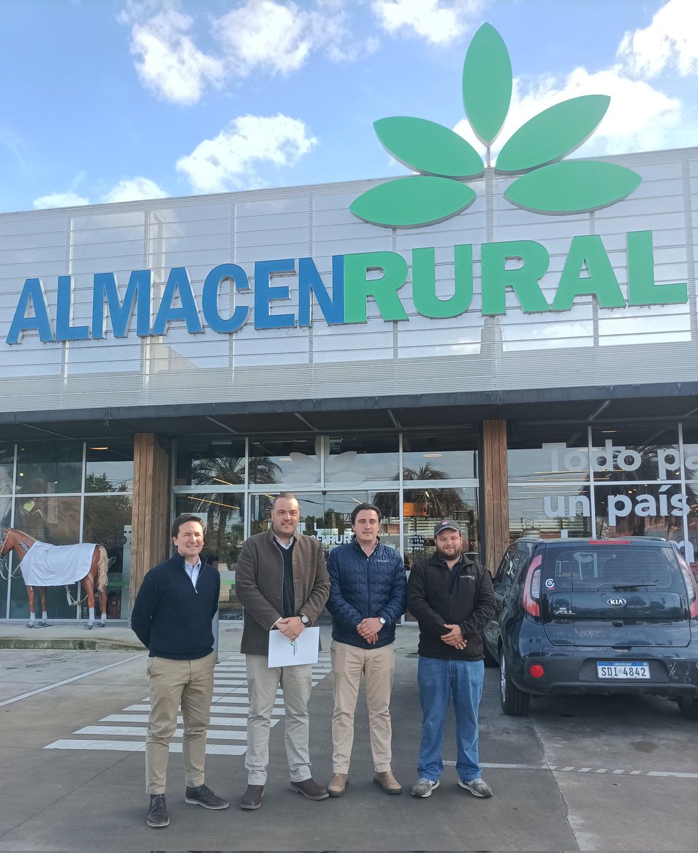 Almacen_Rural's tweet photo. Almacén Rural y @consignatarios1 firmaron un acuerdo comercial con importantes descuentos en productos garrapaticidas para sus socios. 
El director de Almacén Rural Diego Mora y el Presidente de ACG Otto Fernández sellaron el acuerdo. 
#almacenrural #todoparaunpaisdecampo
@LabMicrosules @MSDLatAm