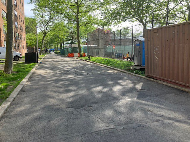 NYPDPSA1's tweet image. Residents of @NYCHA Bayview Houses have complained about vehicles parking within the development. Our Q Team had a car towed that was parked within the development. @NYPDBklynSouth @NYPDHousing @NYPDnews @NYPDPC @NYPD1stDep @NYPDHBBk @NYPDChiefOfDept