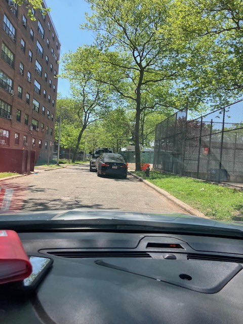 NYPDPSA1's tweet image. Residents of @NYCHA Bayview Houses have complained about vehicles parking within the development. Our Q Team had a car towed that was parked within the development. @NYPDBklynSouth @NYPDHousing @NYPDnews @NYPDPC @NYPD1stDep @NYPDHBBk @NYPDChiefOfDept