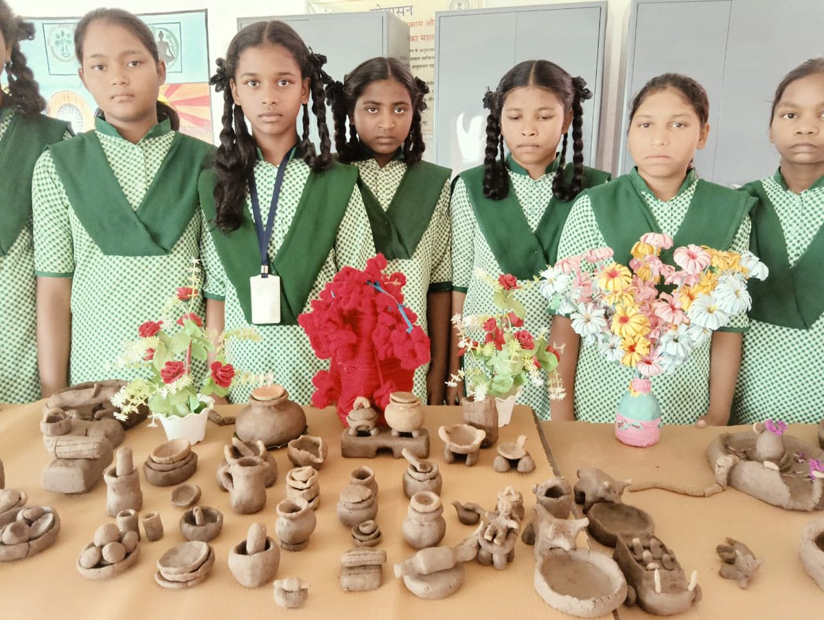 बच्चों की रचनात्मकता, आत्मविश्वास व टीम भावना को बढ़ाने के उद्देश्य से झारखंड शिक्षा परियोजना,गुमला के द्वारा 13-16 मई तक जिले में समर कैंप का आयोजन किया जा रहा है।

दूसरे दिन KGBV व अन्य स्कूलों में बच्चों ने मिट्टी, बांस, पत्तों व कागज से सुंदर कलाकृतियाँ बनाईं।