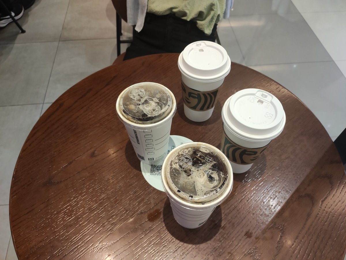 今天很開心，跟兩對夫妻6個人一起唱歌聊天，因為聊的太開心了忘了拍照，只好我們在星巴克補個照片，買一送一，咖啡喝太多，今晚好好幹，應該睡不著了....

#清新局
#同房換不換
#桃園情侶