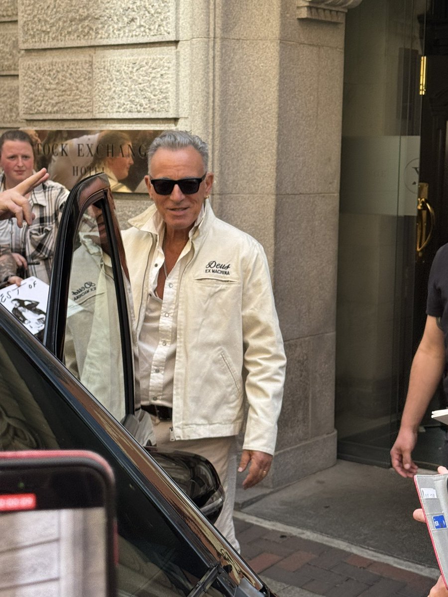 Hi Bruce! ✌️#springsteen #mancheste <a href="/BSPinkCadillac/">PinkCadillac</a> <a href="/BruceTourNews/">Bruce Springsteen's Tour News</a>