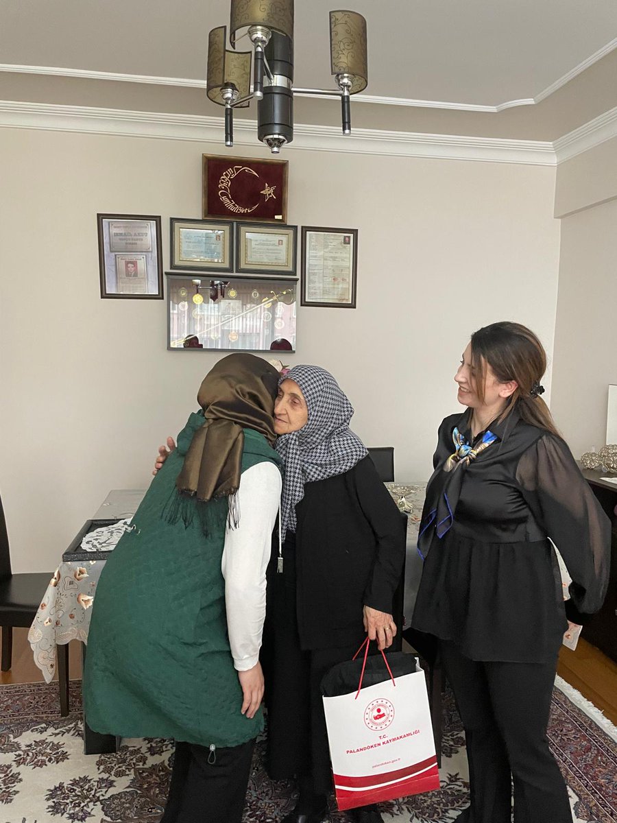 Anneler Günü münasebetiyle "Vatanımız uğruna canlarını feda eden kahraman evlatlarımızın kıymetli annelerine ziyaret gerçekleştirdi.