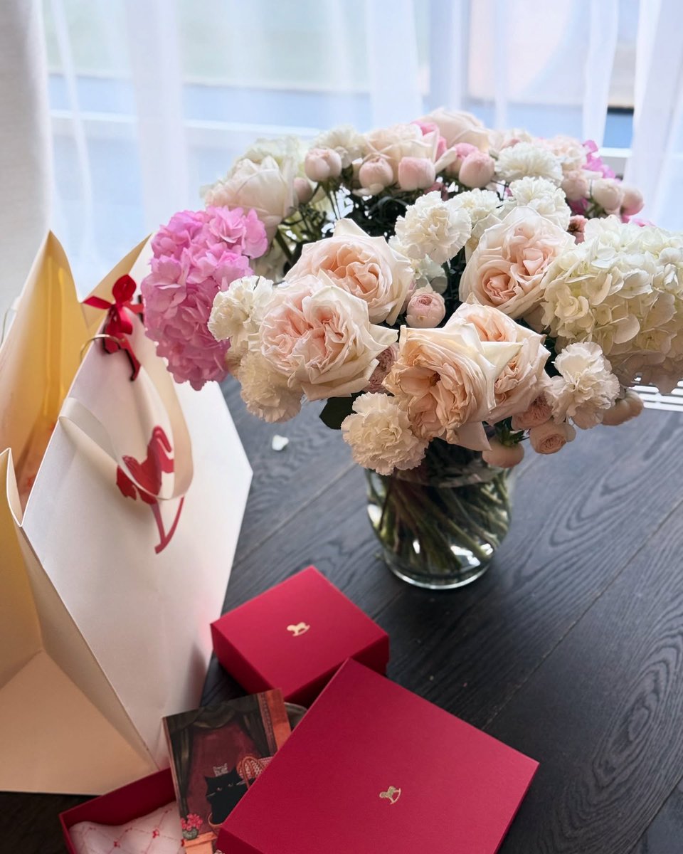 thinkspace_a's tweet image. &quot;Feeling spoiled with this thoughtful surprise 💕✨ Fresh blooms, delightful gifts, and lots of love—what more could I ask for? 🌸🎁 #Grateful #LittleLuxuries #LoveInTheDetails&quot;