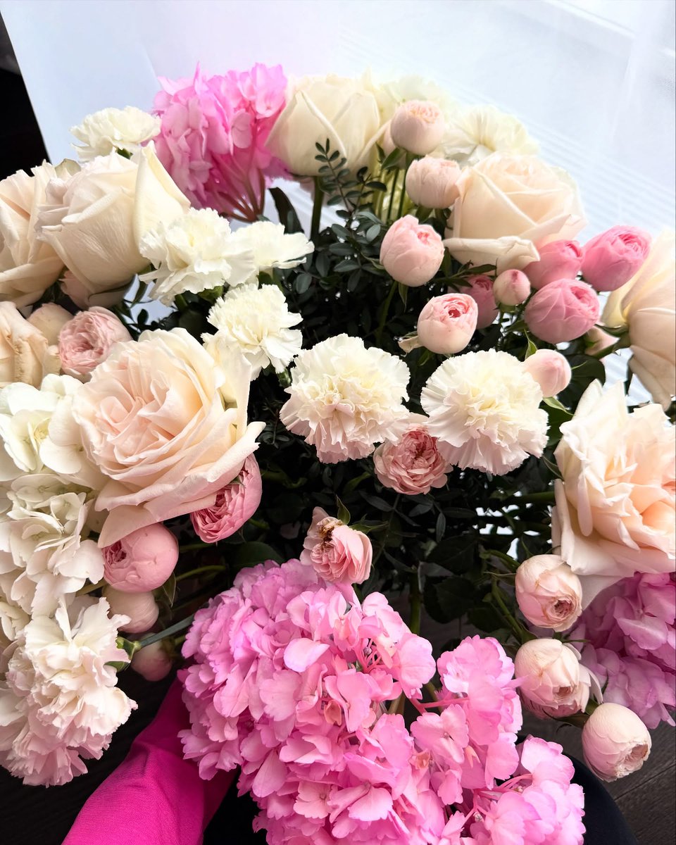 thinkspace_a's tweet image. &quot;Feeling spoiled with this thoughtful surprise 💕✨ Fresh blooms, delightful gifts, and lots of love—what more could I ask for? 🌸🎁 #Grateful #LittleLuxuries #LoveInTheDetails&quot;