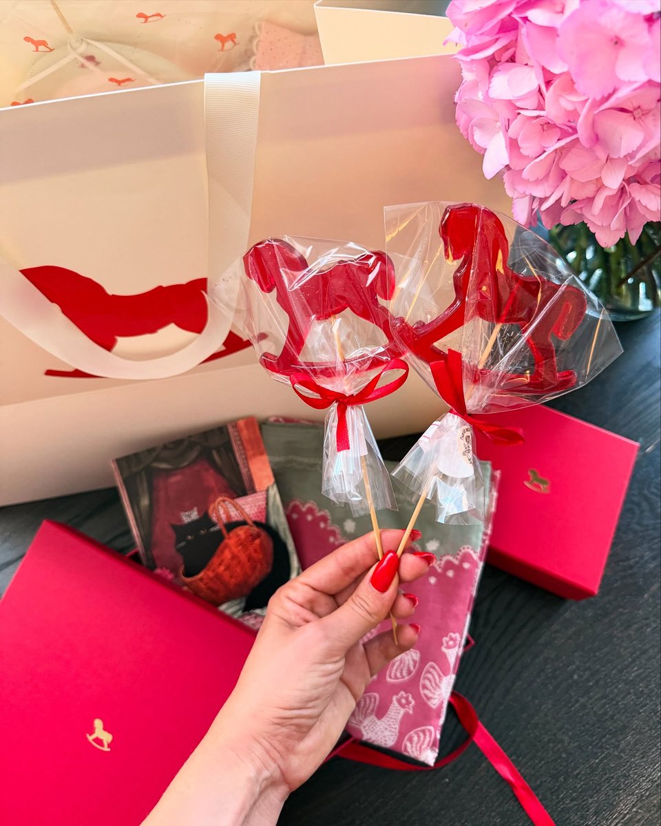 thinkspace_a's tweet image. &quot;Feeling spoiled with this thoughtful surprise 💕✨ Fresh blooms, delightful gifts, and lots of love—what more could I ask for? 🌸🎁 #Grateful #LittleLuxuries #LoveInTheDetails&quot;