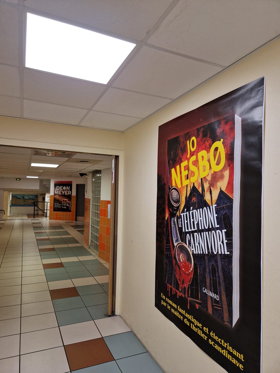 La Quinzaine du polar, pour sa sixième édition, a plongé le collège dans le suspens, habillé de grandes affiches noires.
Au CDI, de nombreux enquêteurs se sont mis sur la piste du meurtrier pour une sombre histoire de tableau...