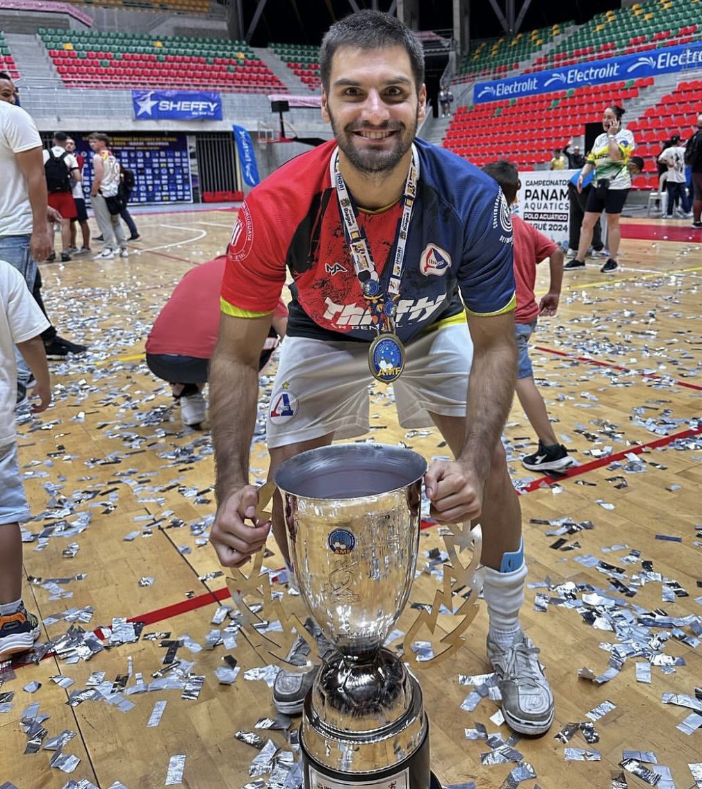 #𝐌𝐮𝐧𝐝𝐢𝐚𝐥𝐃𝐞𝐂𝐥𝐮𝐛𝐞𝐬

⚡️ 𝐈𝐆𝐍𝐀𝐂𝐈𝐎 𝐌𝐎𝐑𝐄𝐋𝐋𝐀, 𝐃𝐄𝐓𝐄𝐑𝐌𝐈𝐍𝐀𝐍𝐓𝐄 𝐄𝐍 𝐄𝐋 𝐂𝐀𝐌𝐏𝐄𝐎́𝐍

8️⃣ El rochense Ignacio Morella, fue fundamental en el equipo campeón de Albion. Anotó tres goles, pero fue un ejemplo de entrega y sacrificio para defender y