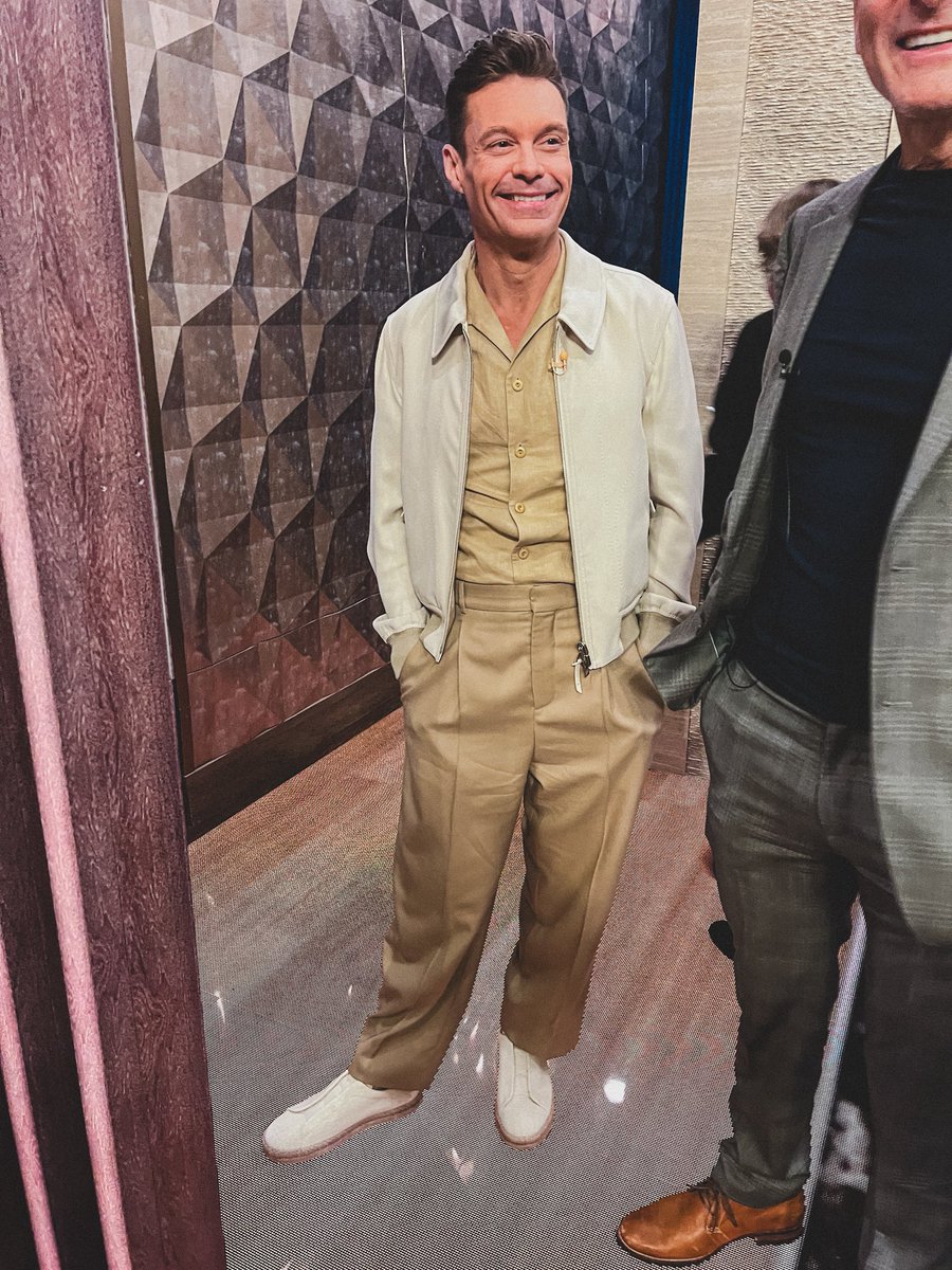 RyanSeacrest's tweet image. First time on the new set but somehow it still feels like home. Thanks for the warm welcome back, @kellymarklive