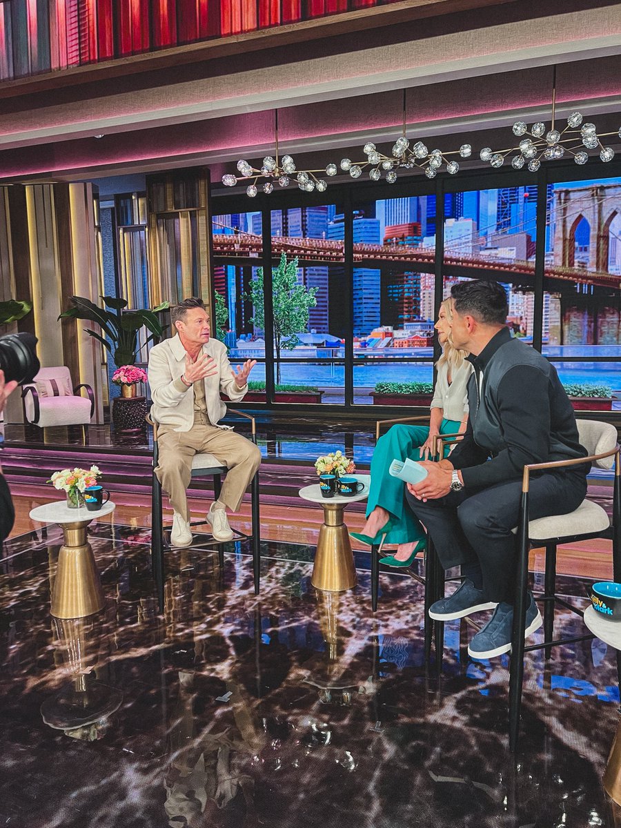 RyanSeacrest's tweet image. First time on the new set but somehow it still feels like home. Thanks for the warm welcome back, @kellymarklive