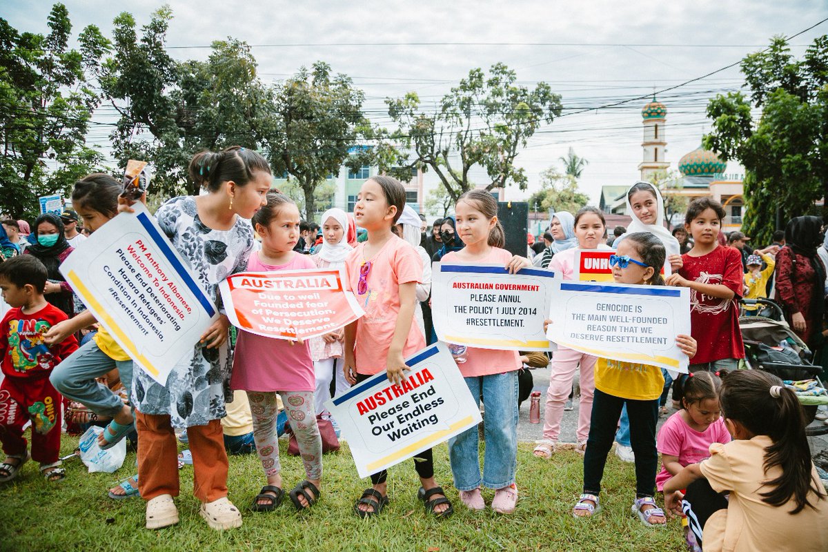 Aziz Sulaimani (@aziz_sulaimani) on Twitter photo #End13YearsInLimbo_Indonesia
#UNHCR dan #IOM Indonesia
Lagi main2 sama hidup pengungsi Hazara di Indonesia selama 12 tahun...
Sudah cukup itu kami sudah gak bisa tahan.
@Prabowo Subianto <a href="/Ganjar/">Ganjar fatahilah</a> Pranowo #End13YearsInLimbo_Indonesia
#UNHCR dan #IOM Indonesia
Lagi main2 sama hidup pengungsi Hazara di Indonesia selama 12 tahun...
Sudah cukup itu kami sudah gak bisa tahan.
@Prabowo Subianto <a href="/Ganjar/">Ganjar fatahilah</a> Pranowo