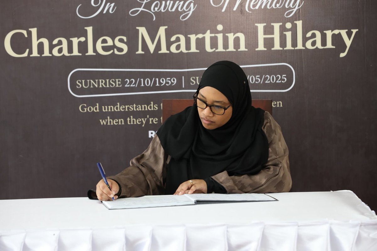2/2: Mwili wa Bwana Charles Martin Hilary uliagwa katika viwanja vya Kisonge Zanzibar ambapo Mkurugenzi huyo aliongoza Idara ya Mawasiliano ya Rais Ikulu Zanzibar. Ujumbe wa ZPDB uliongozwa na Naibu Afisa Mtendaji Mkuu wake, Dkt. Josephine Rogate Kimaro. Buriani Charles Hilary.