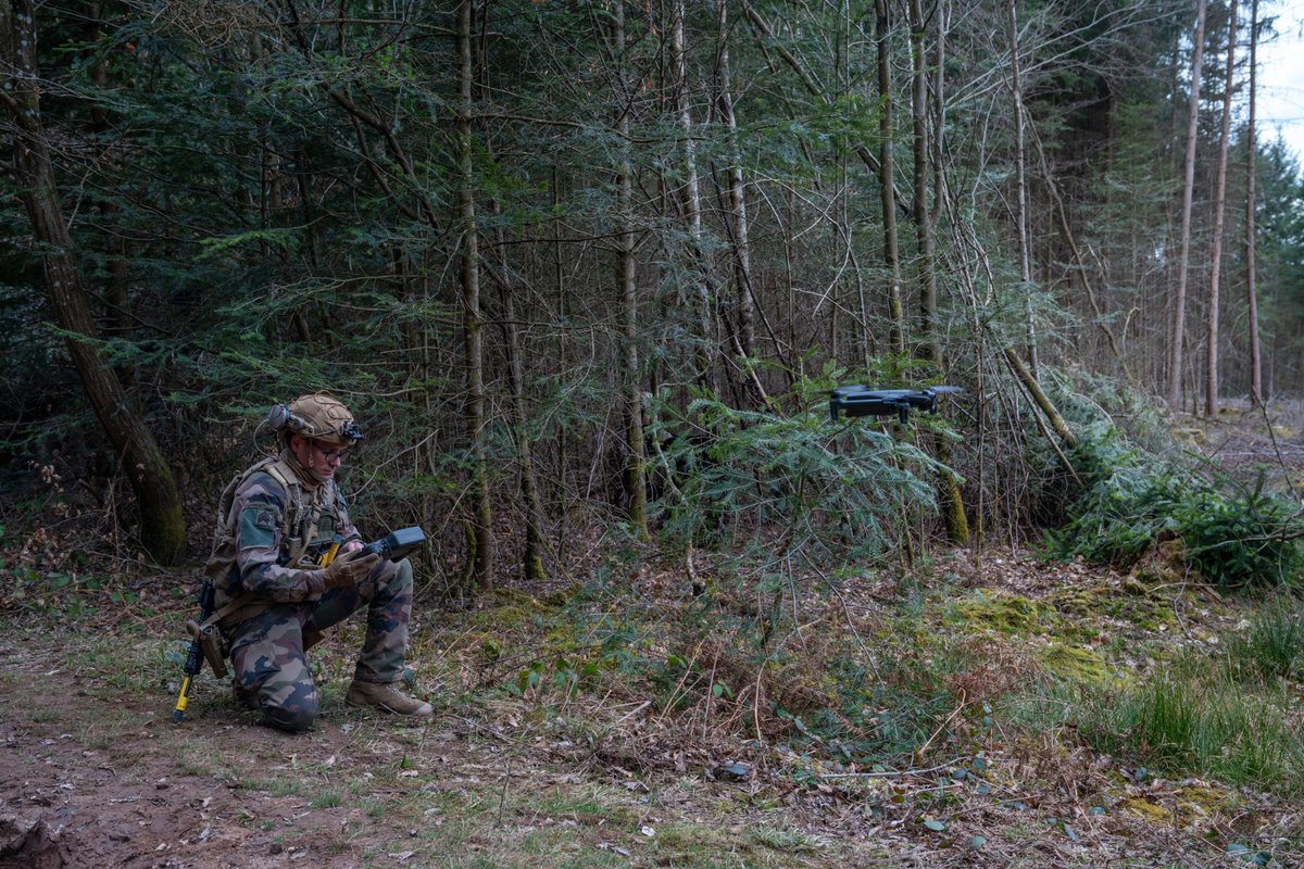 #RevueDesTroupes 🫡 Focus sur le <a href="/CommandementAPR/">CAPR</a>, le commandement des actions dans la profondeur et du renseignement.

Ses brigades d'aérocombat, de renseignement et cyber-électronique, d'artillerie, lui permettent d'agir entre 30 et 500 km au-delà de la ligne de front 🚁📡💥