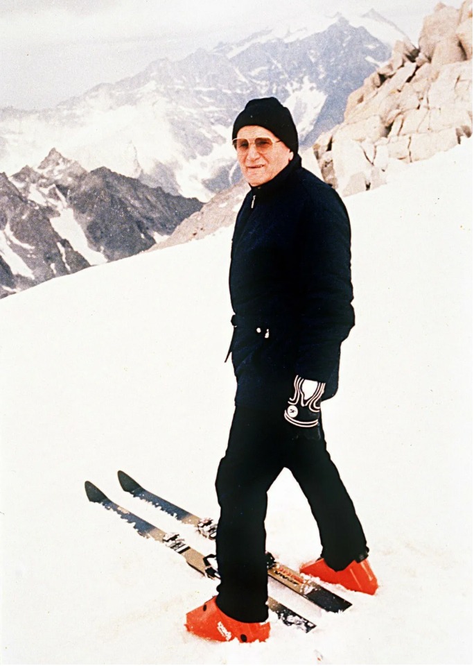 [Mens sana in corpore papæ...]

Lo Spirito Santo, del resto, ha sempre volentieri camminato accanto al suo cugino più mondano e terreno: lo spirito del tempo...

(Nella foto Giovanni Paolo II sugli sci, quando era ancora cardinale)

#Sinner #LeoneXIV