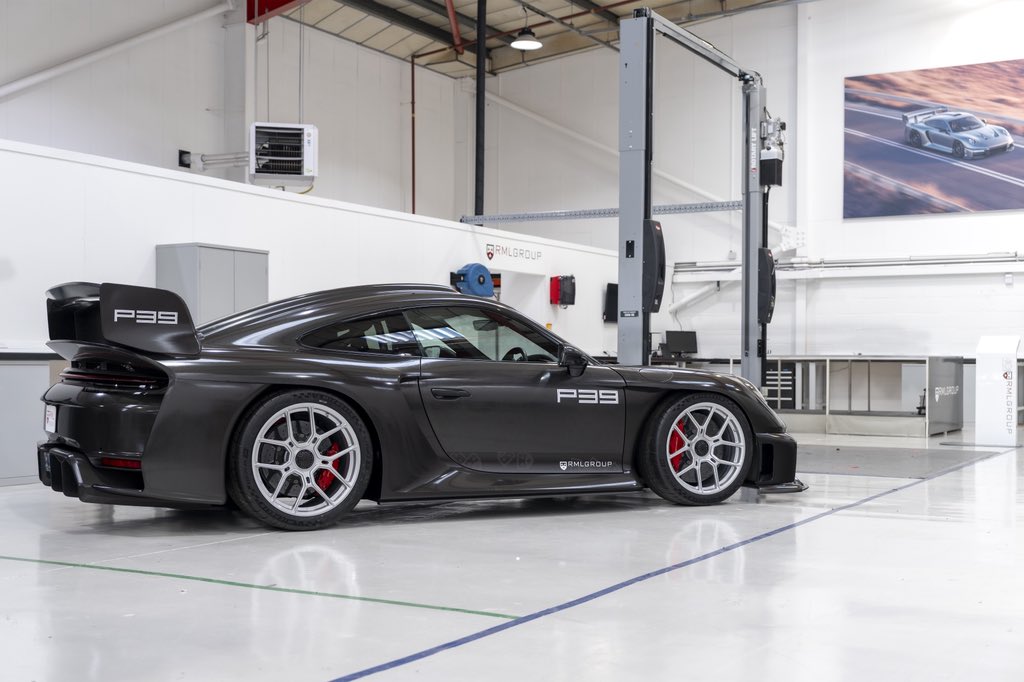 SimonCarGuy's tweet image. Up to 920hp, 1,000Nm torque

930kg downforce at 150mph

100mm wider track, 25mm longer wheelbase.

All new suspension.  New carbon body.  Drag Reduction System.

Track days not included……

#RML #P39 #Engineering