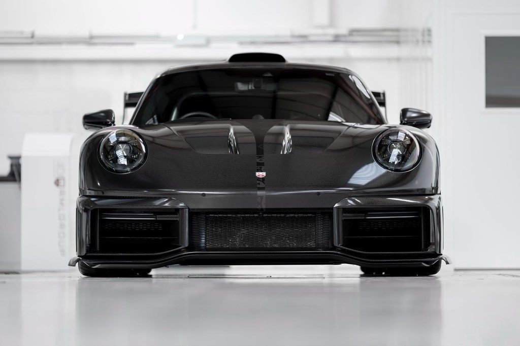 SimonCarGuy's tweet image. Up to 920hp, 1,000Nm torque

930kg downforce at 150mph

100mm wider track, 25mm longer wheelbase.

All new suspension.  New carbon body.  Drag Reduction System.

Track days not included……

#RML #P39 #Engineering