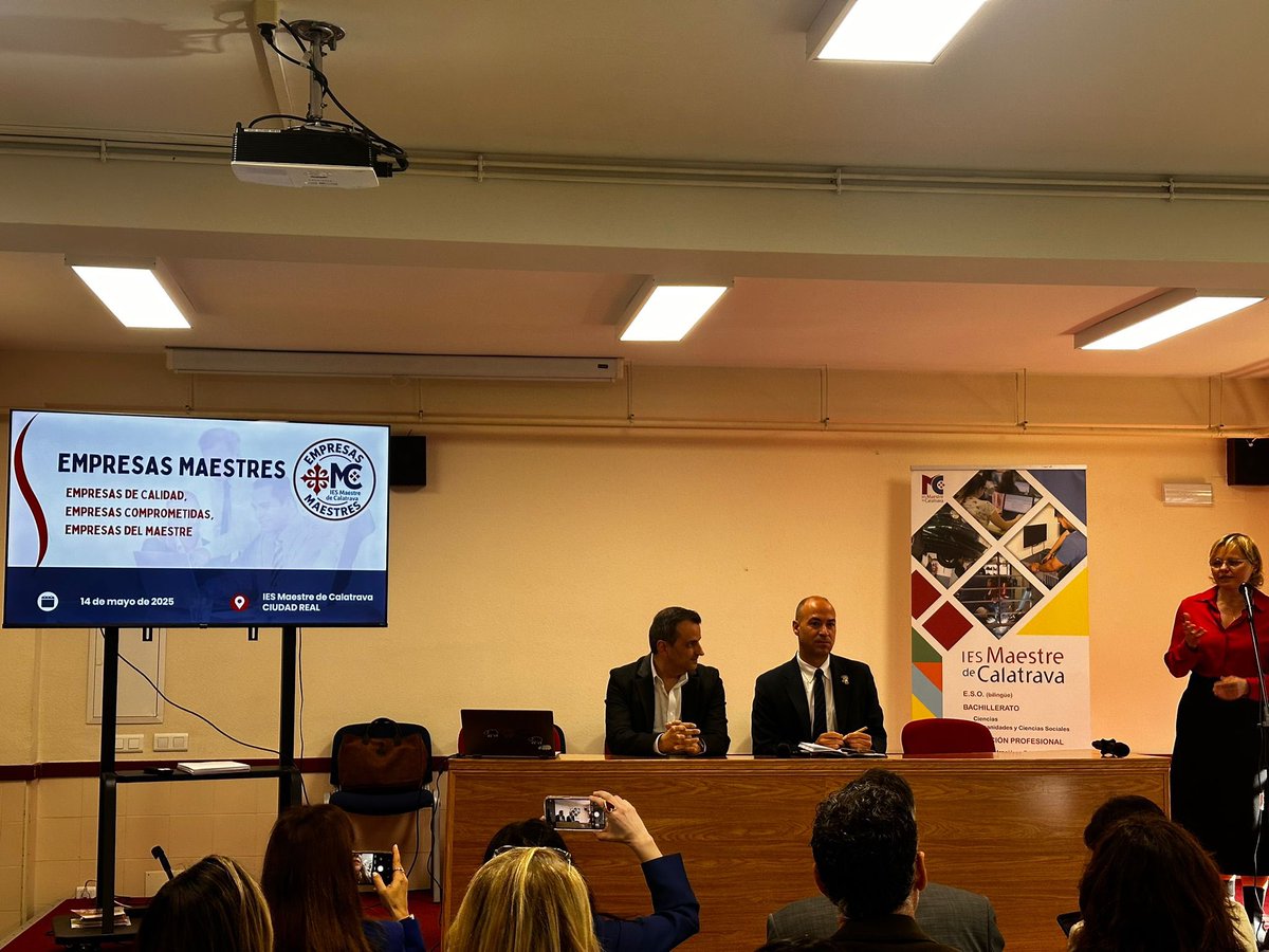 📍Hoy Beatriz Garcia y Ángela Durán, recruiter y CHRO de MADRIJA, han participado en la jornada Empresas Maestres, organizada por el IES Maestre de Calatrava. ¡Gracias por contar con nosotros!