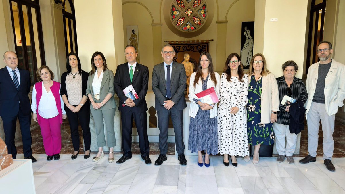 El <a href="/CoambMurcia/">CoAmbRM</a> firma con <a href="/UMU/">Universidad Murcia</a> y el Colegio de Biólogos la creación de la Escuela de Práctica Profesional de Biociencias y Medio Ambiente.

🎯 Formación especializada y práctica para ambientólogos/as.

🔗 Más info: coambrm.es/el-colegio-de-…

#Ambientólogos #MedioAmbiente