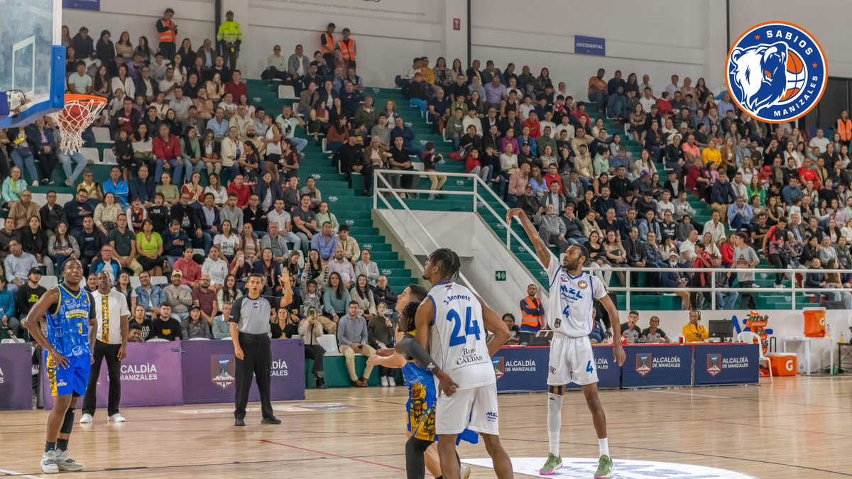 Sabiosbc's tweet image. 📸✨ LAS POSTALES DE LA VICTORIA
Así se vivió nuestro primer triunfo en casa 🏀🔥
 Sabios Manizales defendió su territorio y venció a Cimarrones en una noche llena de energía, pasión y juego colectivo.

💪 Gracias a la hinchada que llenó el Coliseo y nos impulsó con cada grito.