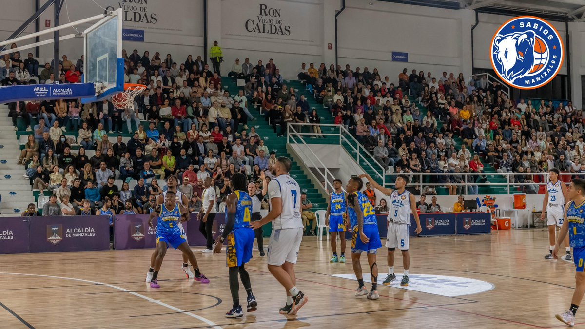 Sabiosbc's tweet image. 📸✨ LAS POSTALES DE LA VICTORIA
Así se vivió nuestro primer triunfo en casa 🏀🔥
 Sabios Manizales defendió su territorio y venció a Cimarrones en una noche llena de energía, pasión y juego colectivo.

💪 Gracias a la hinchada que llenó el Coliseo y nos impulsó con cada grito.