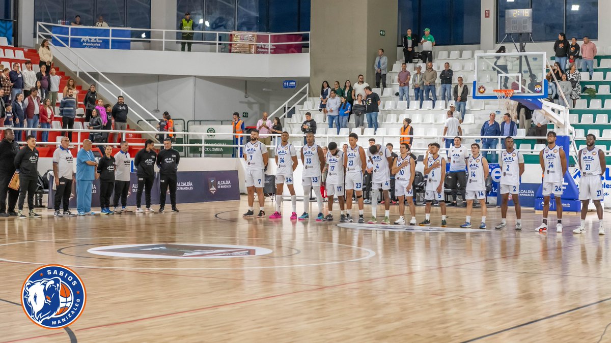 📸✨ LAS POSTALES DE LA VICTORIA
Así se vivió nuestro primer triunfo en casa 🏀🔥
 Sabios Manizales defendió su territorio y venció a Cimarrones en una noche llena de energía, pasión y juego colectivo.

💪 Gracias a la hinchada que llenó el Coliseo y nos impulsó con cada grito.