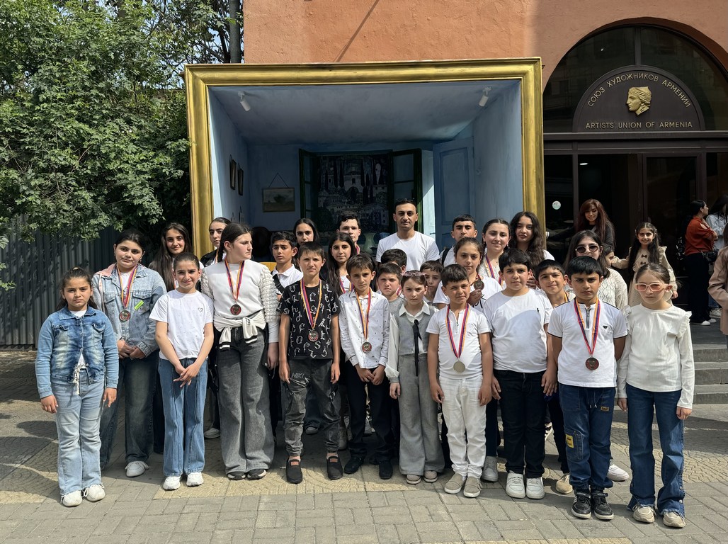 ArmRoundTable's tweet photo. 🇦🇲 
Երասխի նկարչության խմբակի սաները մասնակցեցին «Մանկական գույներ» ցուցահանդես-մրցույթին և արժանացան մեդալների ու նվերների 🎨👏
#ԵՀԽԿլորՍեղան #Երասխ #Արվեստ #ՆկարիչներիՄիություն https://t.co/J6pZJeIB18