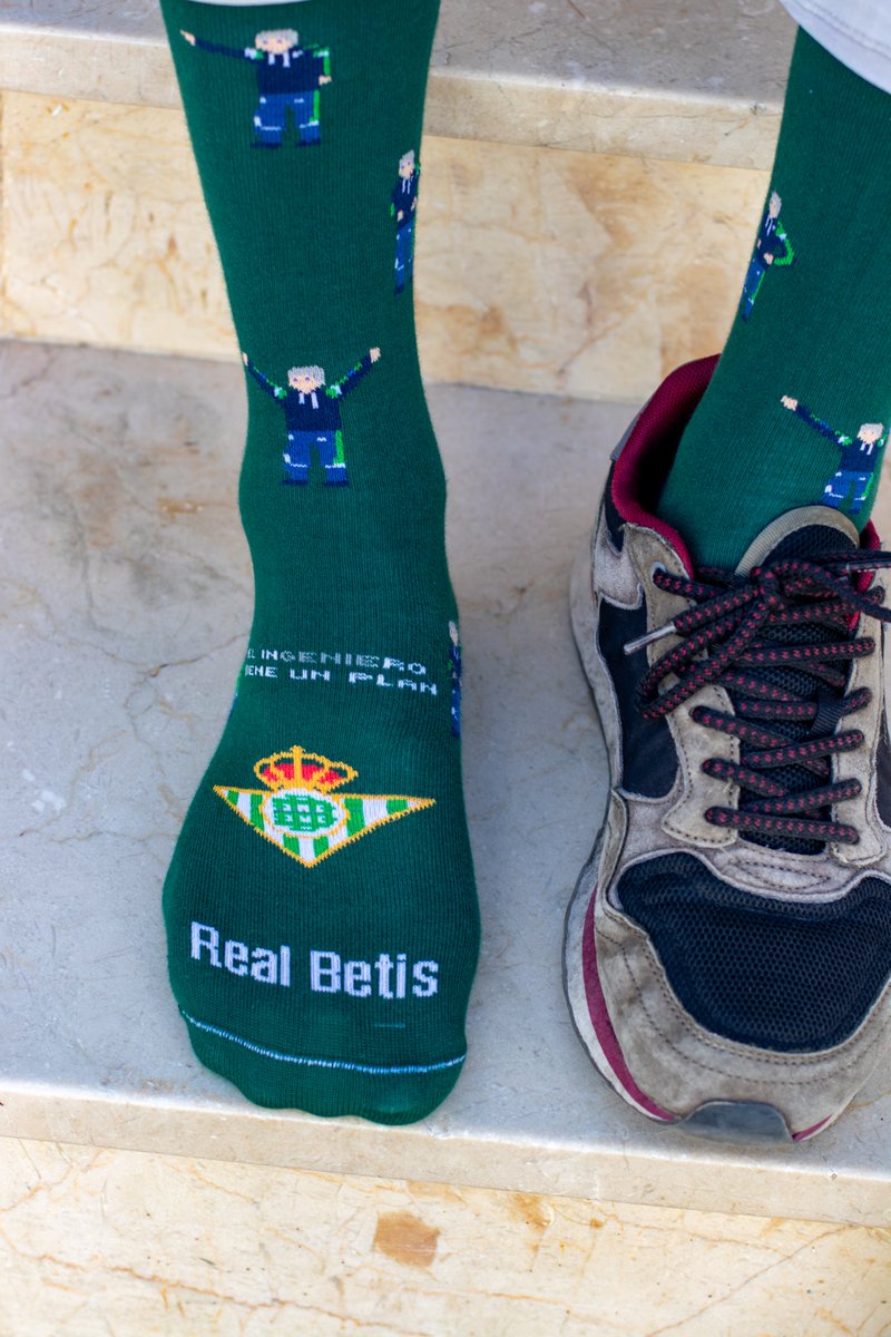 ¡NUEVOS CALCETINES DEL REAL BETIS BALOMPIÉ! 🧦

Unos dedicados a la final que jugará el equipo verdiblanco el 28 de mayo Breslavia. Y otros a uno de los mayores artífices de tal hazaña. El ingeniero, Manuel Pellegrini.

Ya disponibles en tiendas Pepe Pinreles y en nuestra web.