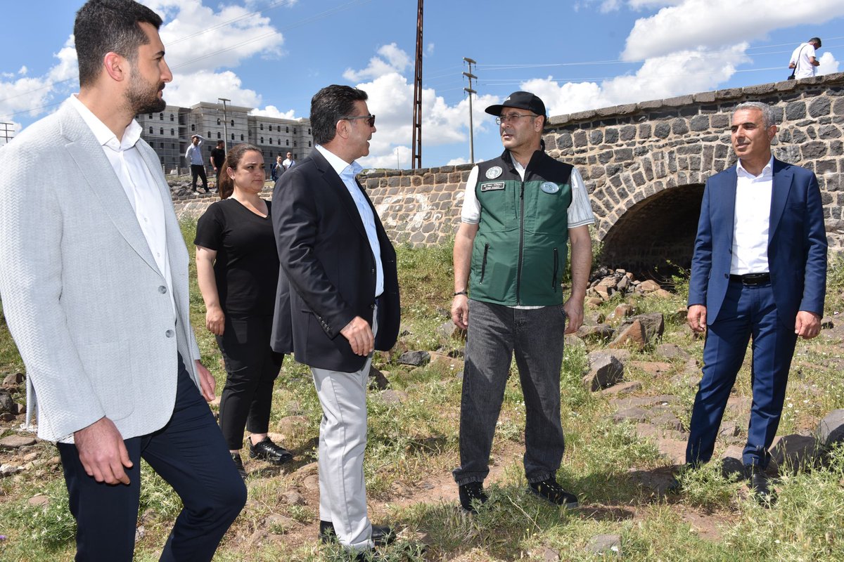 Plan ve Proje Müdürlüğümüz tarafından hazırlanan kapsamlı proje doğrultusunda Selimpınar Deresi’nde ıslah çalışmalarına başlıyoruz.

DSİ Bölge Müdürümüz Sn. Ali Naci Kösalı ve beraberindeki heyetle birlikte sahada incelemelerde bulunduk. Kötü koku ve görüntü kirliliğine neden