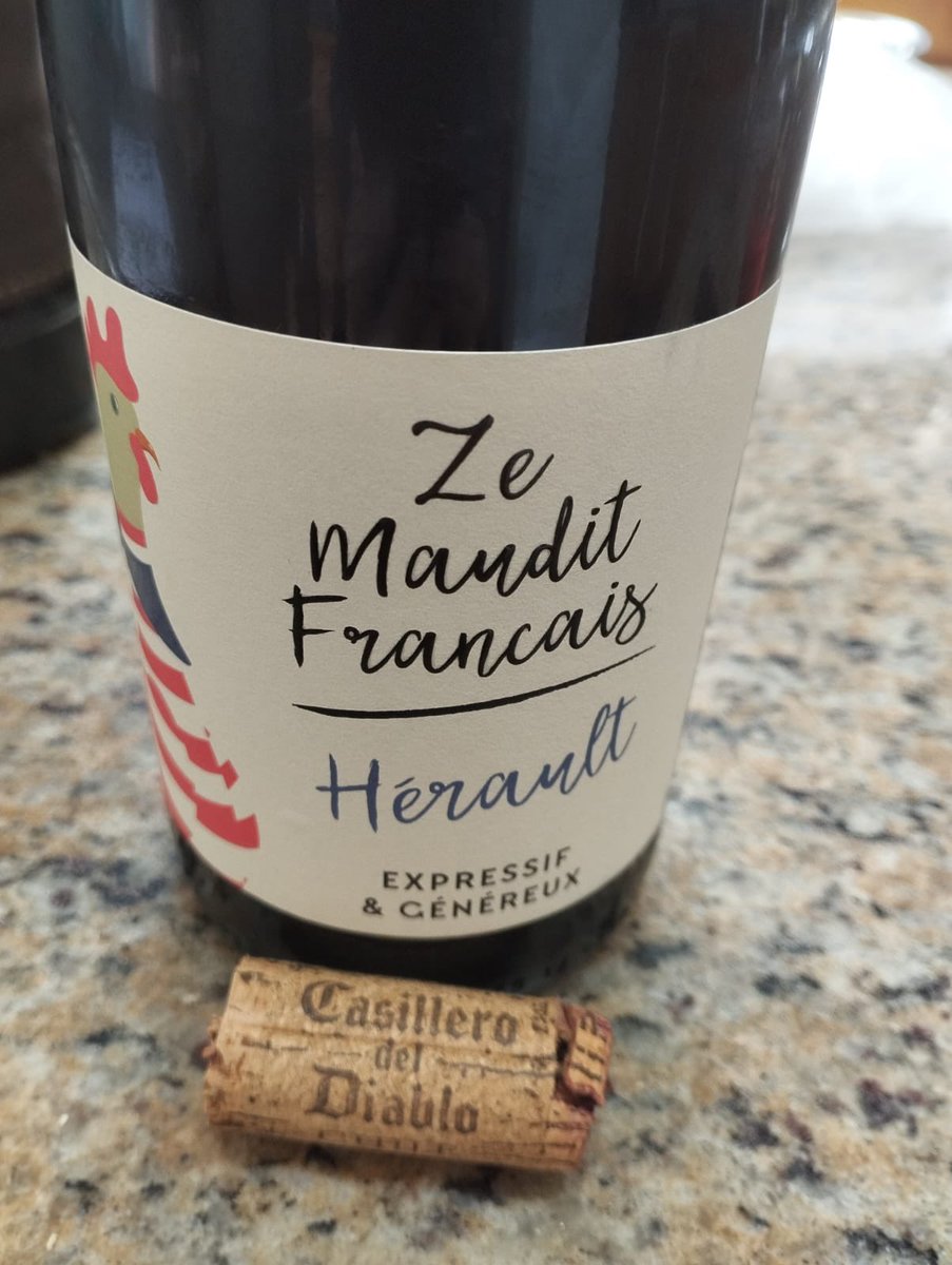 gabif86's tweet photo. Olá, @wine_vinhos gostaria de saber qual explicação vocês dariam para um
Vinho francês que veio com a rolha de um vinho chileno na seleção de vocês? 🤔 https://t.co/0aYG33WuNb