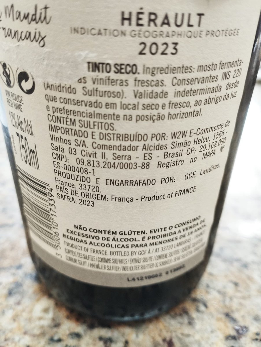 gabif86's tweet photo. Olá, @wine_vinhos gostaria de saber qual explicação vocês dariam para um
Vinho francês que veio com a rolha de um vinho chileno na seleção de vocês? 🤔 https://t.co/0aYG33WuNb