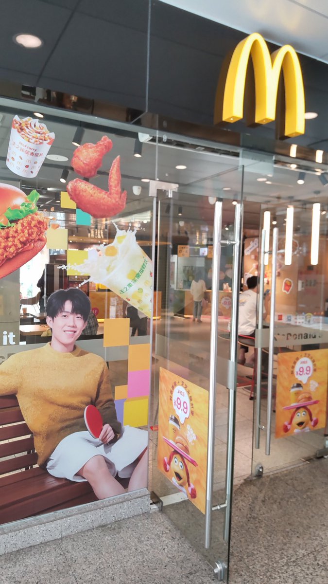 広州のマクドナルド。卓球の王楚欽選手かな？パリオリンピックで中国の