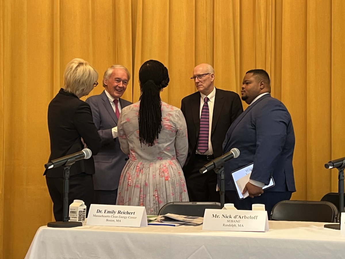 MassCEC's tweet image. During #NationalSmallBusinessWeek, our CEO Dr. Emily Reichert joined @SenMarkey for a field hearing on clean energy innovation. Her message was clear: small businesses are driving the green economy—and deserve our investment. 💚⚡️ #CleanEnergyJobs