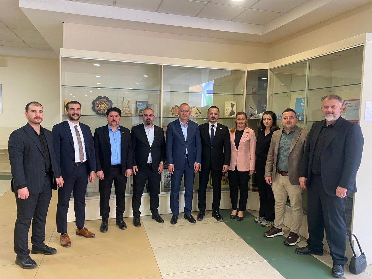 İlçe Yöneticilerimiz ile birlikte  Yeşilay Bahçelievler Şubesini ziyaret ettik. Şube Başkanımız Erdal Akgül ve yönetimine, nazik ev sahipliği için teşekkür ederim.