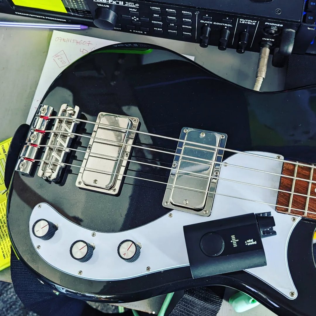 RoadieOfficial's tweet image. Save your time and your wrists. Roadie 3 quickly winds strings on any instrument with geared pegs. One tool, total convenience.
📷 Credit: @allaboutguitarbristol
#Roadie3 #stringwinder #tuner