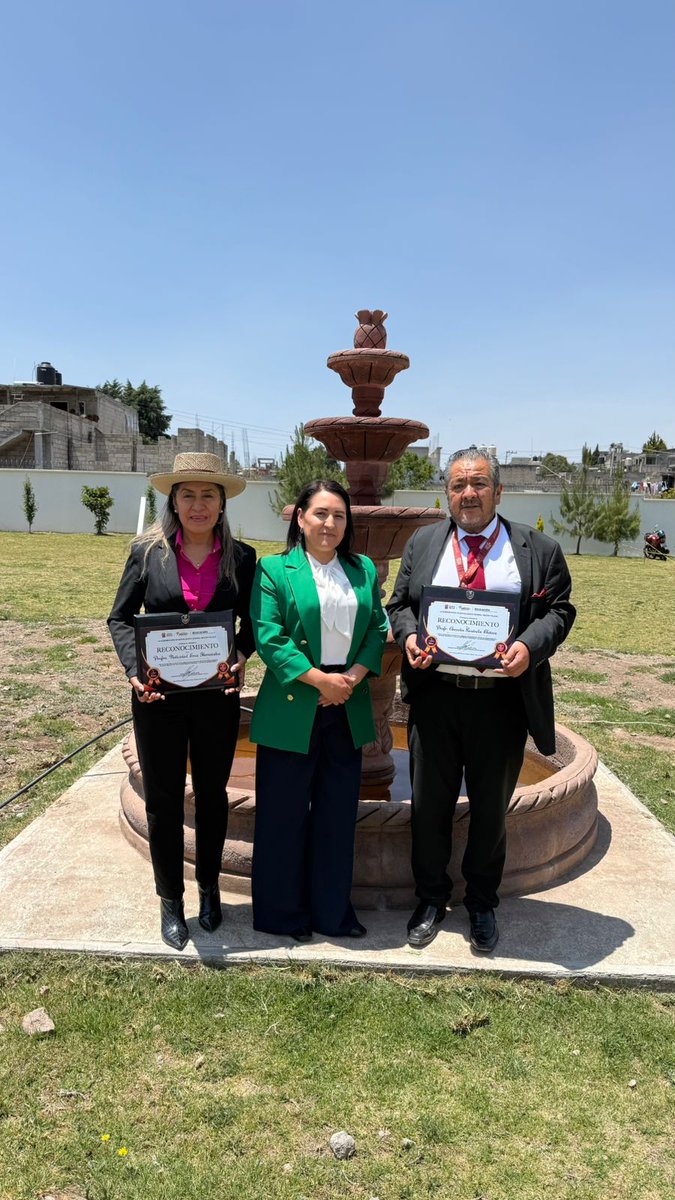 escuela_273's tweet photo. Se llevó a cabo la Ceremonia Cívica mensual, dónde se entregaron reconocimientos a la trayectoria docente por 30 años de servicio a los maestros:
• Natividad Cruz Hernández
Orientadora Educativa
•Arcadio Reséndiz Chávez 
Director Escolar  
#SoyOcelote #OrgulloYLiderazgo https://t.co/X1SEyR8u8q