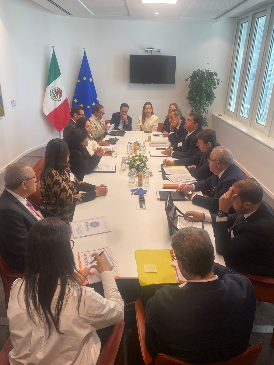 La Delegación del Congreso de México sostuvo un cordial encuentro con <a href="/javilopezEU/">Javi López</a>, Vicepresidente del <a href="/Europarl_EN/">European Parliament</a> reconocido impulsor de la relación🇲🇽🇪🇺 Agradecemos su respaldo al fortalecimiento del diálogo parlamentario #CPMMXUE #DiplomaciaLegislativa #MéxicoUE <a href="/Veronica_mtz/">Verónica  Martínez</a>