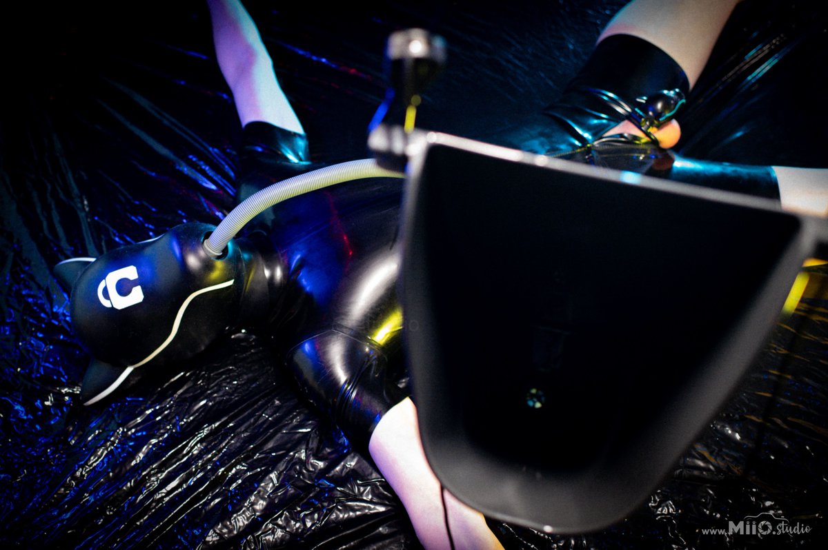 As promised, <a href="/UskoPup/">Usko</a>, with <a href="/furrjoi01/">FURRJOI</a>'s IDO Dog Drone head doing a great job as a disciplined urinal slave while under chastity 😈 You'll be flawless with the same hood: furrjoi.hubby.top/mask/78! Who want to piss?