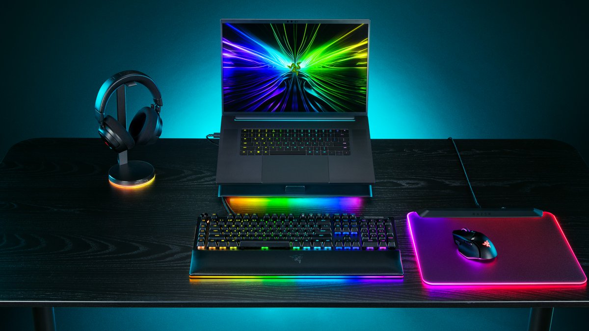 Von Leerlauf bis Volllast läuft euer Laptop absolut perfekt. Das Razer Laptop Cooling Pad. Ein intelligenter Laptop-Ständer, der dynamisch je nach der Temperatur eures Laptops die Lüftergeschwindigkeit anpasst.