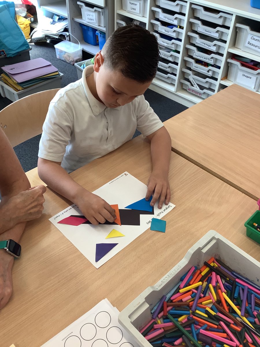 JHP_SnCN_SanCN's tweet image. P3 had a great time developing our problem solving skills to solve the tangram puzzles. #teamwork #problemsolving #WorldofWorkWeek