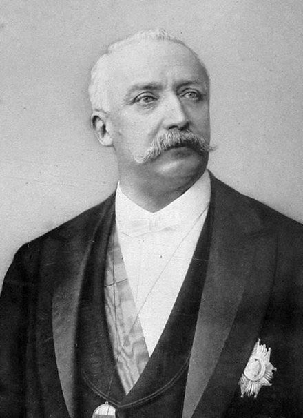 1899 : l’Élysée connaît une « pompe funèbre ». 🍆
On vous explique pourquoi cette mort sulfureuse est restée dans les annales… sans mauvais jeu de mot.
Ce visage ne vous dit rien ? Pourtant, à la fin du XIXe siècle, il a fait la une des journaux : c’est Félix Faure. 📰