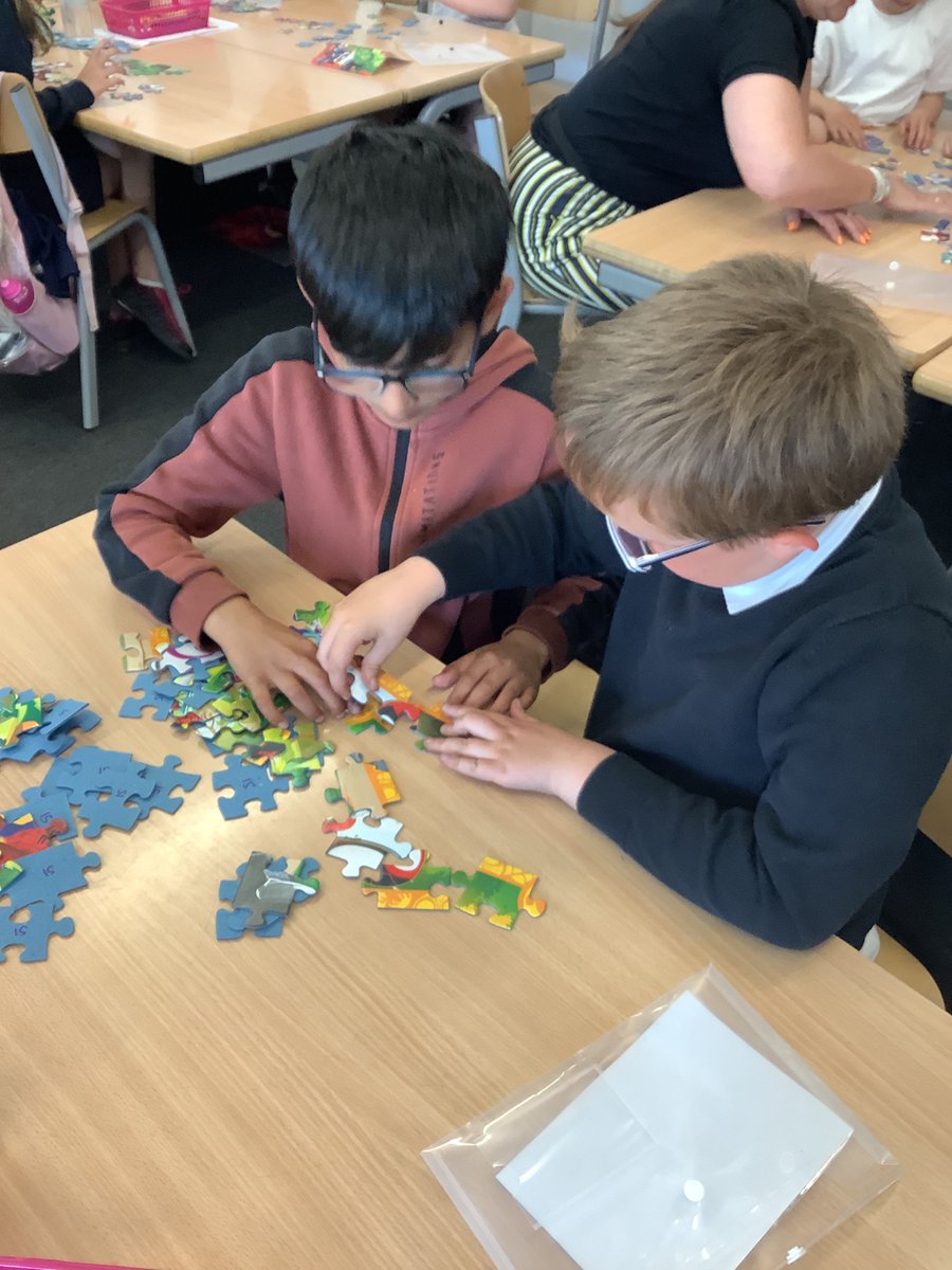 JHP_SnCN_SanCN's tweet image. P3 needed to have great teamwork and communication skills to solve the great jigsaw puzzle race! #WorldofWorkWeek #DYW