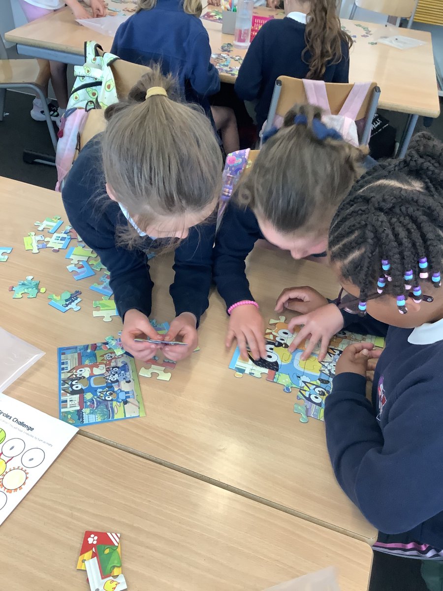 JHP_SnCN_SanCN's tweet image. P3 needed to have great teamwork and communication skills to solve the great jigsaw puzzle race! #WorldofWorkWeek #DYW