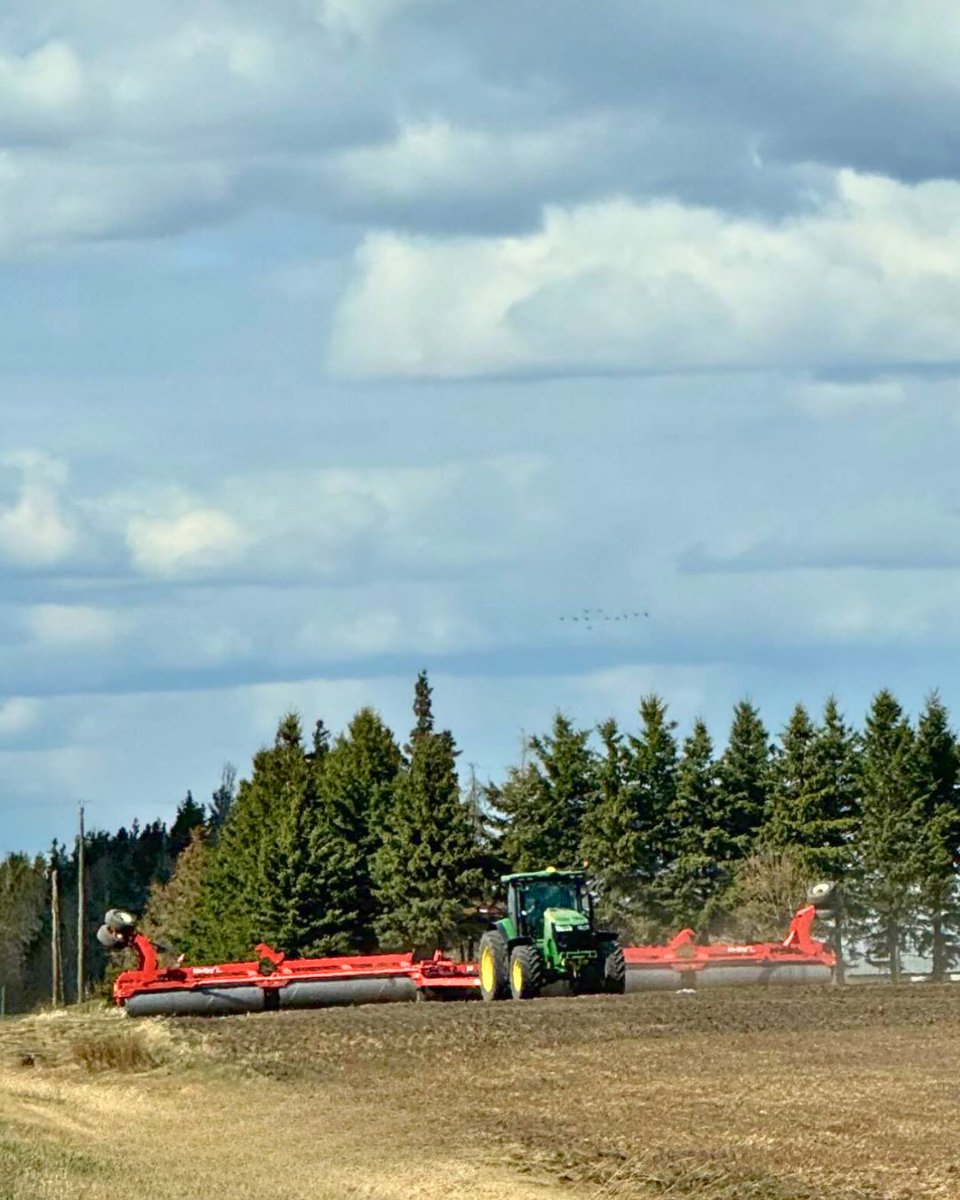 Land roller drums doing their job and following the contours of the field out at Benjamin C's farm! Smooth fields and high yields, here we come.  

#LandRoller #FarmPhotos #RiteWayLandRoller #AgEquipment