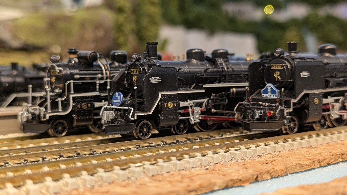 Suhafu32double's tweet photo. @zMBRQyXNbt83653 フォローさせていただきました。
C53、3両在籍。
C51,C54と共に特急牽引特戦隊の、エースを務めています。

史実に則ることなく使いこなしまくりです。

普通列車牽引は単機か重連、
急行及び特急列車牽引は長大編成のため3重連での運用、9連符を奏でて東海道本線を爆走中です。 https://t.co/OtFyTbDI49