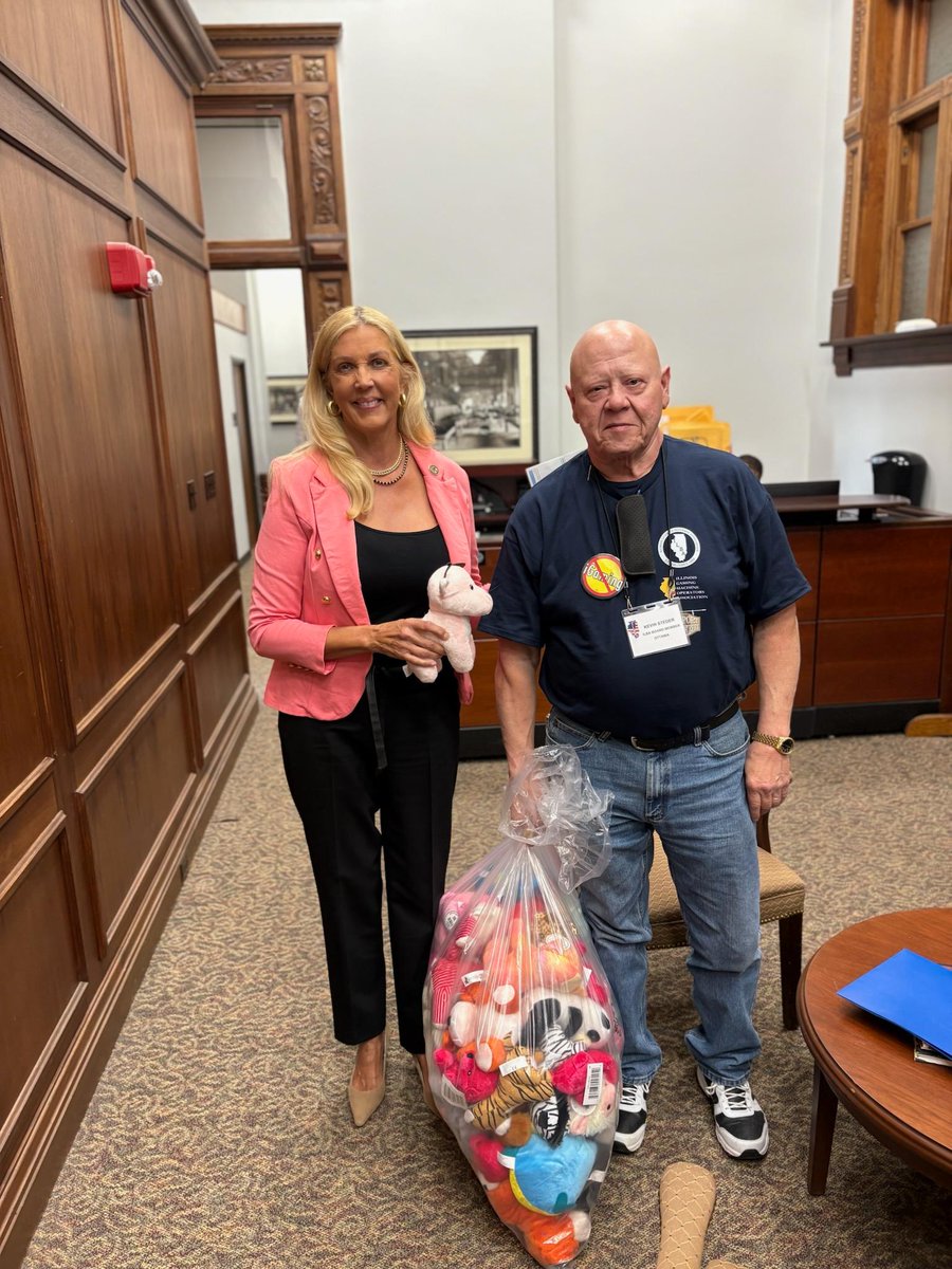 It was great to visit with Kevin Steder, a constituent and District 5 Vice President of the Illinois Licensed Beverage Association, during their association’s lobby day at the Capitol. I always appreciate the opportunity to hear directly from those working in the hospitality