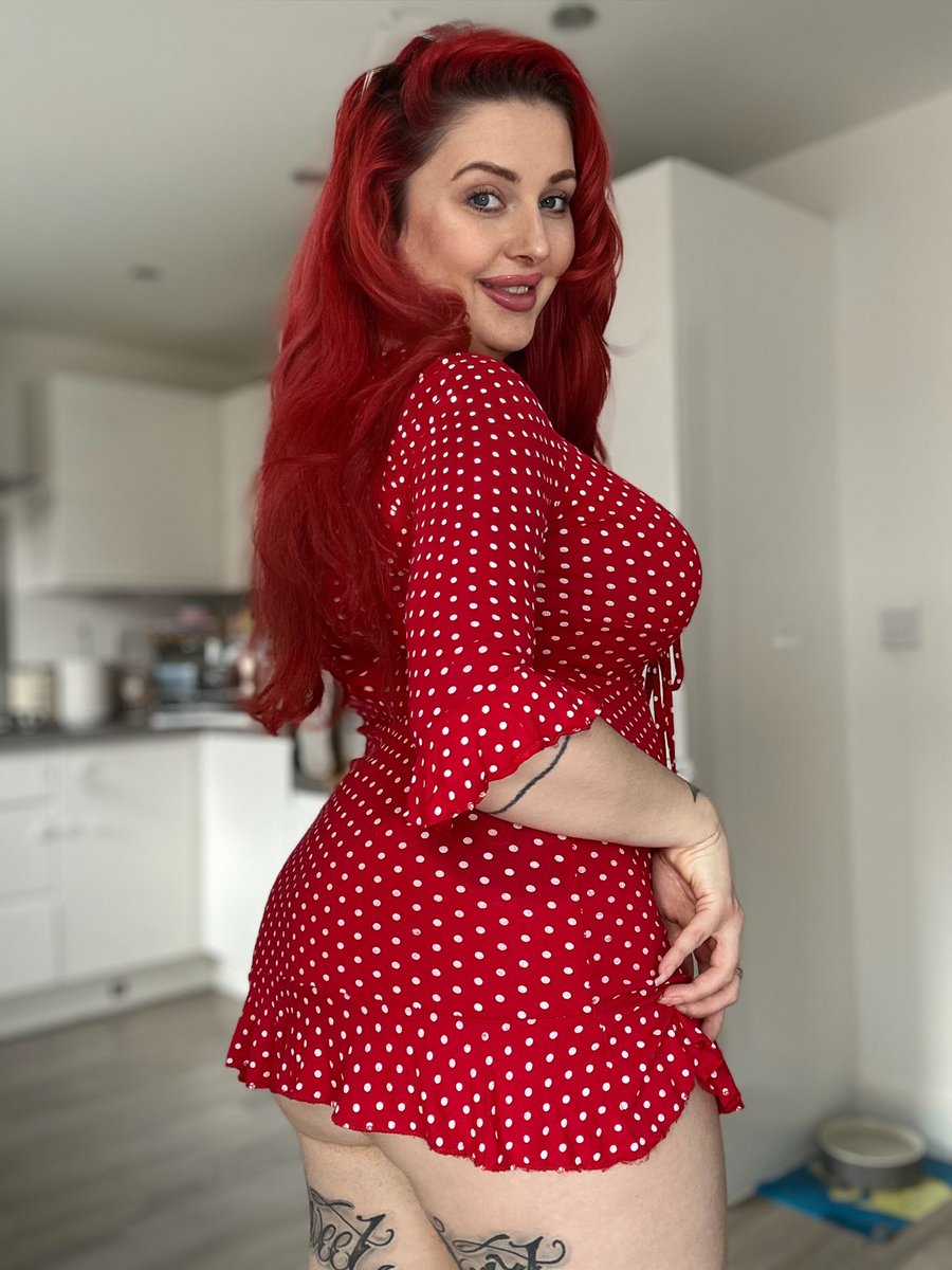 I wasn’t sure if you preferred the glasses on or off? Take a swipe and let me know 🥰❤️