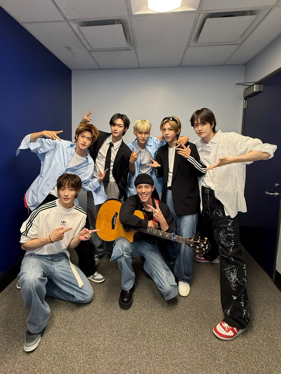 RIIZEUnity's tweet image. When worlds collide 🤯
𝙍𝙄𝙄𝙕𝙀 catching up with guitar virtuoso Leroy Sanchez backstage. Music knows no boundaries!