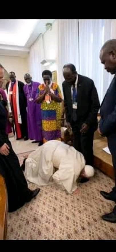 Ja_Macalder's tweet photo. TOTAL shame , President Salva Kiir of South Sudan still fighting his Deputy Riek Machar after Pope Francis begged them by kissing their feets to stop war. 
https://t.co/wmYE78mKLk https://t.co/oWy7VgnQTw